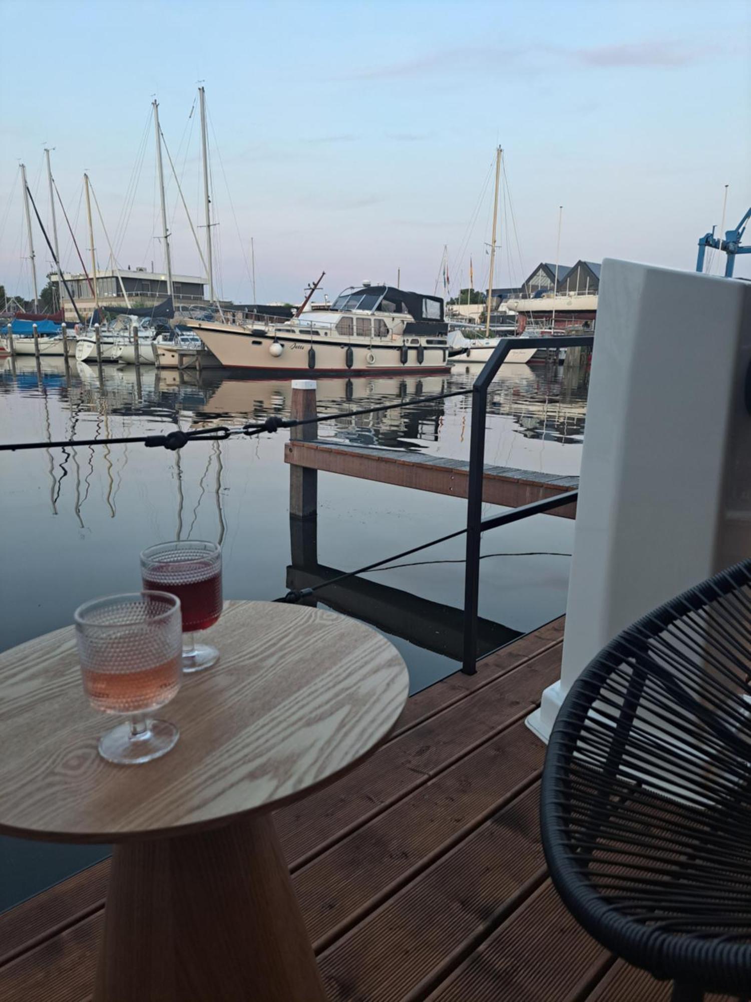 Cosy Tiny Houseboats Near Beach And Restaurants By Weltevreden Experience Zeewolde Buitenkant foto